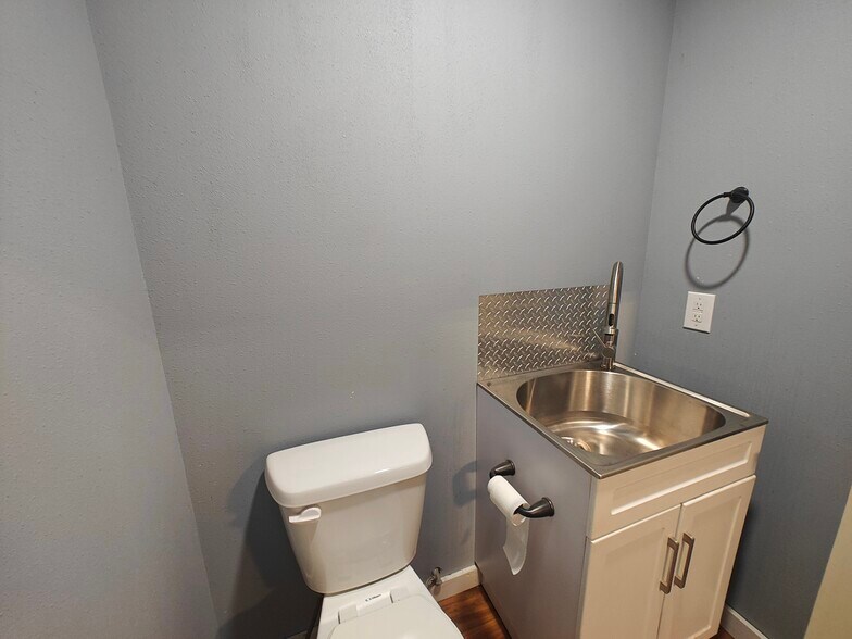 More Photos Of 32514 Highway 82, Cookson Flex For Sale