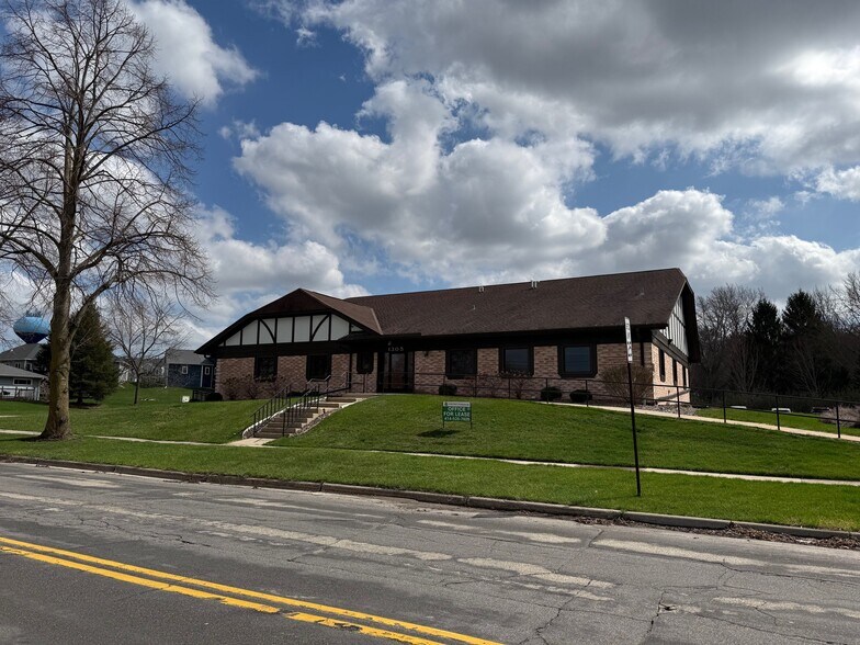 Primary Photo Of 1305 Chestnut St, West Bend Medical For Lease