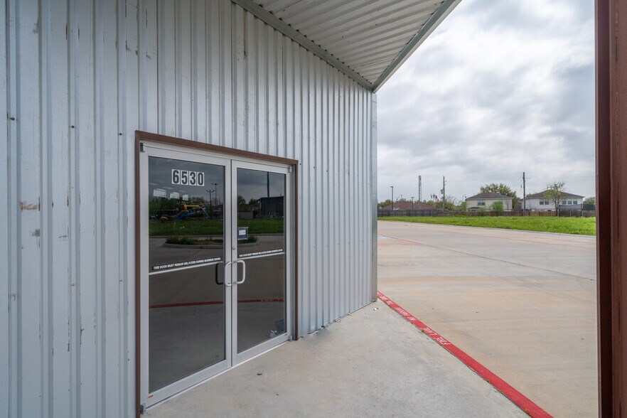 More Photos Of 6424 Queenston Blvd, Houston Light Distribution For Sale