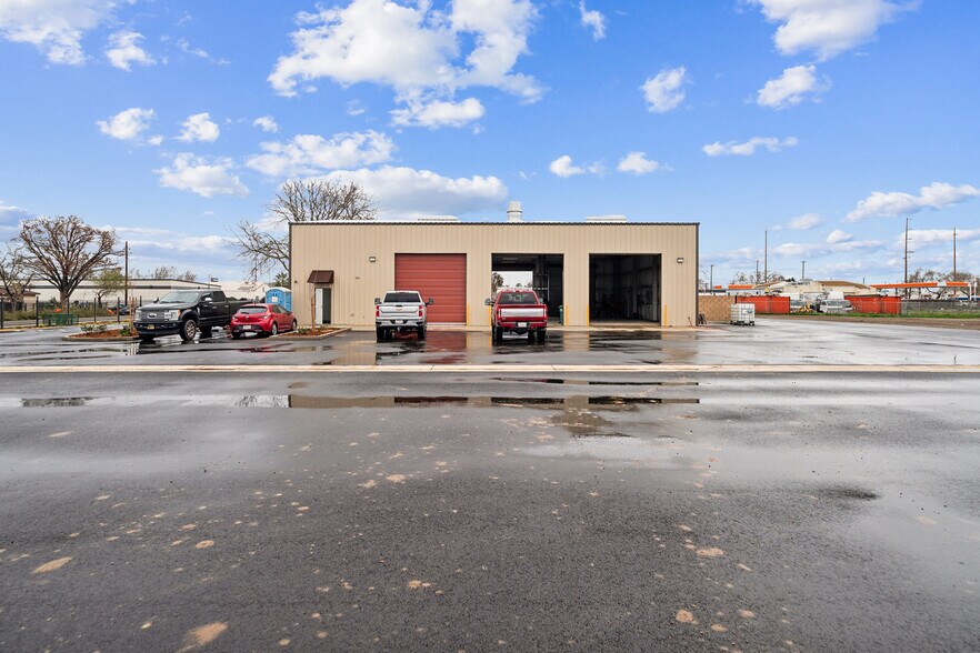 More Photos Of 2330 E Kaviland Ave, Fresno Light Manufacturing For Sale