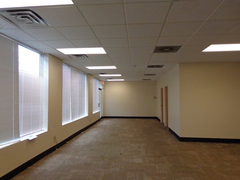 More Photos Of 1300-1338 Dodge Ave, Evanston Freestanding For Lease