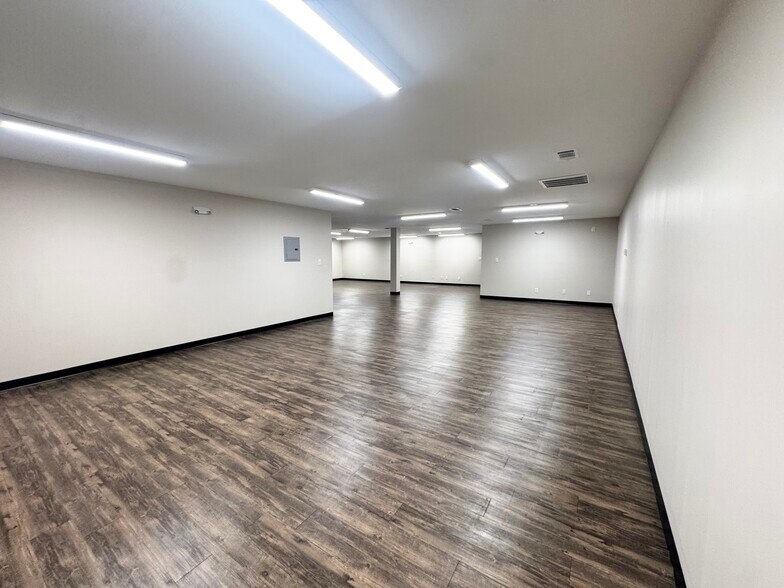 More Photos Of 9215 Thomasville Dr, Houston Warehouse For Lease