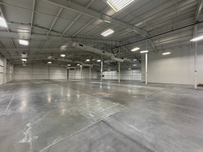 More Photos Of 12180 Metro Pky, Fort Myers Distribution For Lease