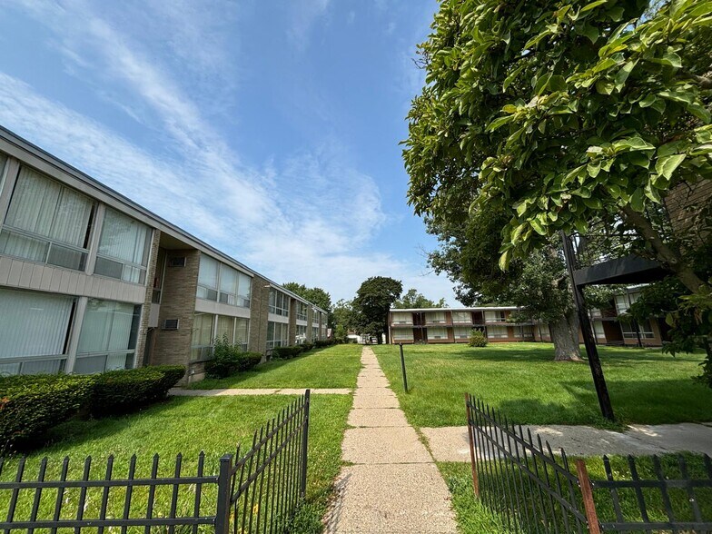 More Photos Of 23600-23650 W 7 Mile Rd, Detroit Apartments For Sale