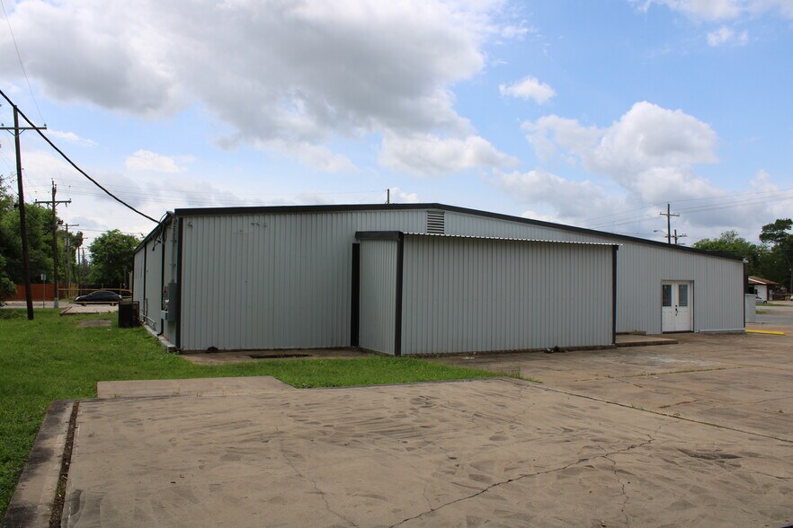 More Photos Of 2455 S 4th St, Beaumont Warehouse For Lease
