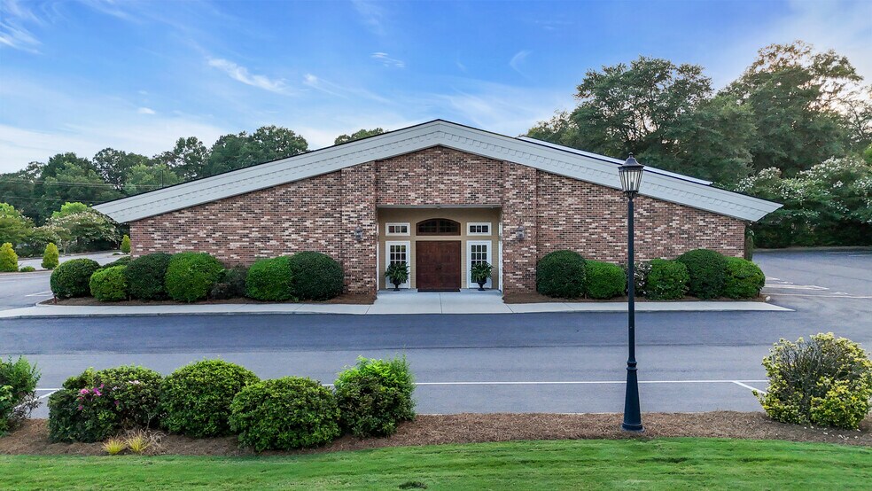 More Photos Of 313 N Main St, Simpsonville Freestanding For Sale