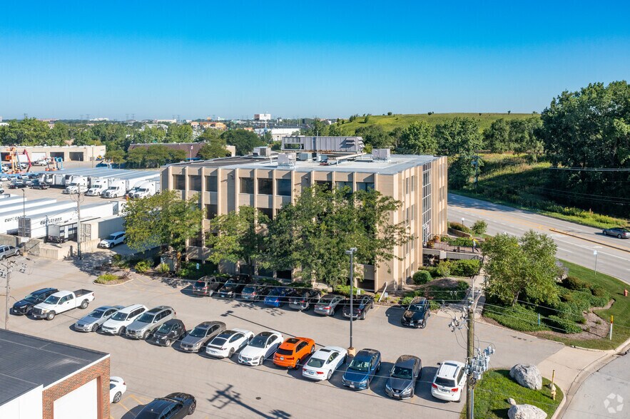 More Photos Of 700 Nicholas Blvd, Elk Grove Village Office For Lease