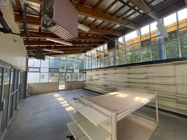 More Photos Of 11 Whitewood Ln, North Branford Garden Center For Sale