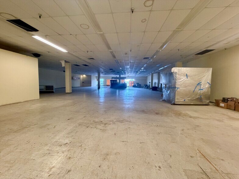 More Photos Of 5068 W Colonial Dr, Orlando Storefront For Sale