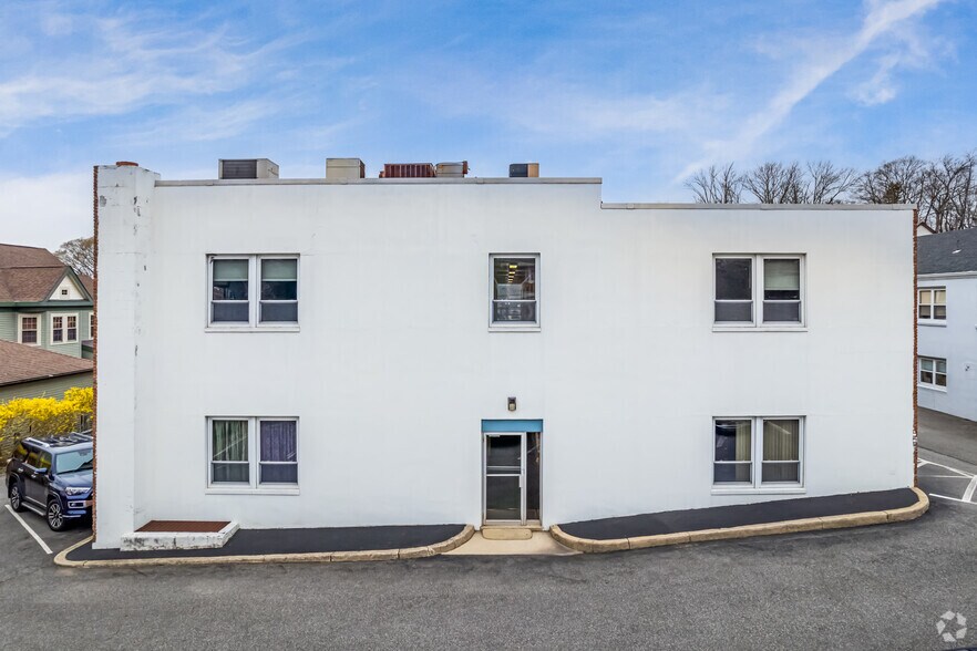 More Photos Of 44 Elm St, Huntington Office For Sale