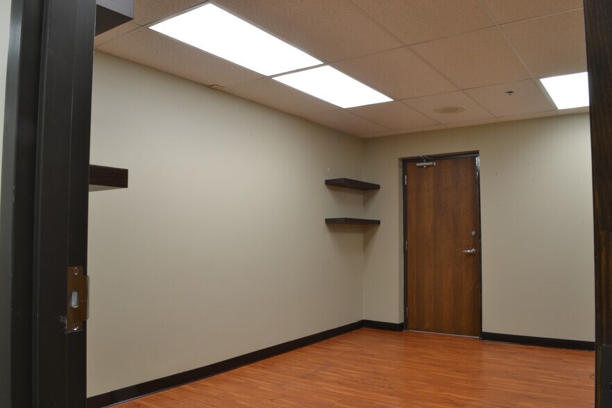 More Photos Of 7444 Long Ave, Skokie Flex For Sale