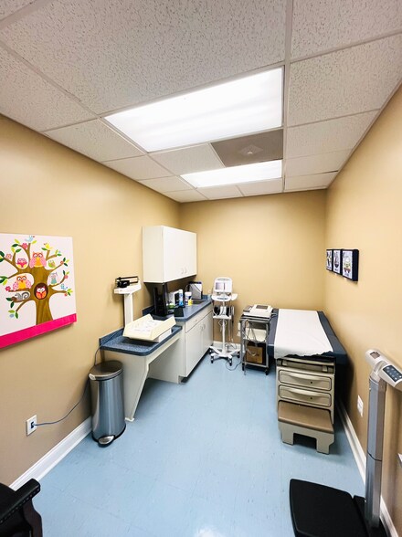 More Photos Of 172 Linden Dr, Winchester Office For Sale