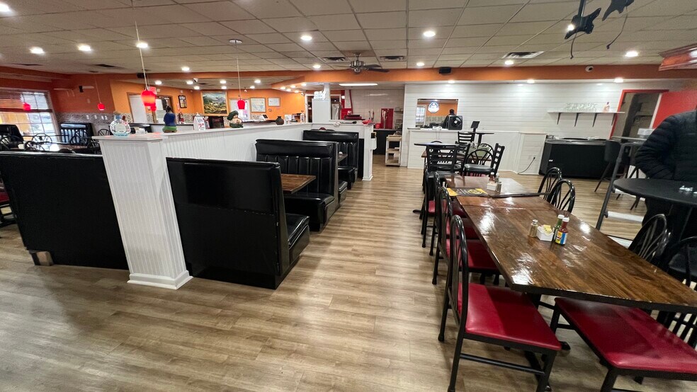 More Photos Of 2209 Meadow Dr, Louisville Restaurant For Lease
