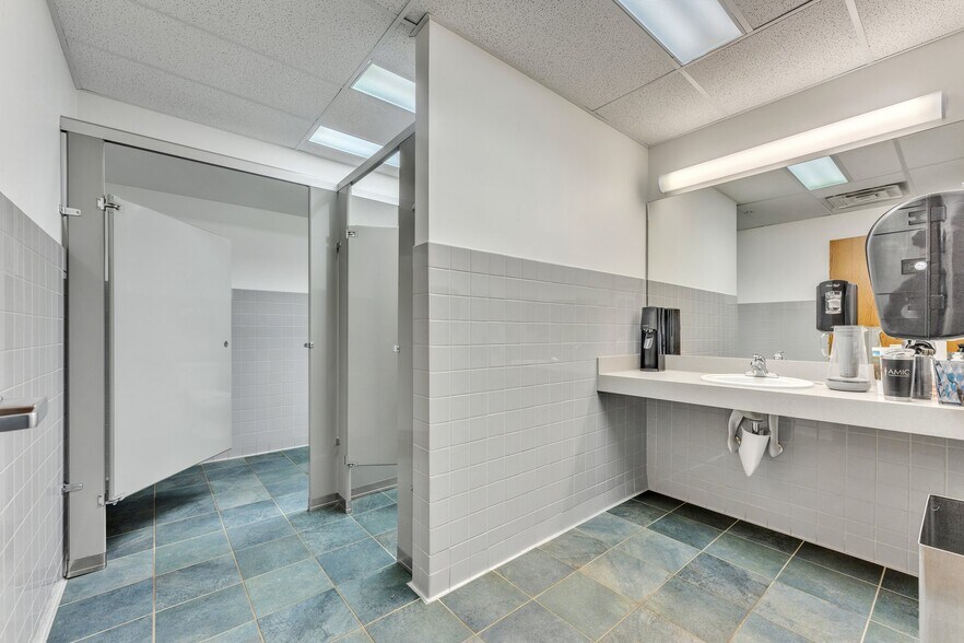 More Photos Of 2150 Garden of the Gods Rd, Colorado Springs Showroom For Lease