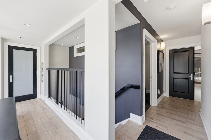 More Photos Of 60 King St W, Hamilton Office For Sale