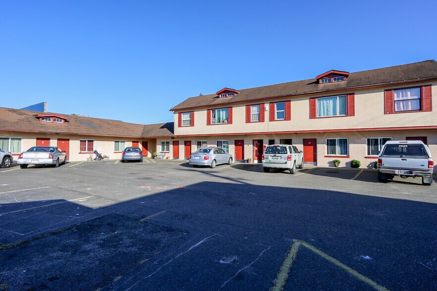 More Photos Of 2178 Winchester Ave, Reedsport Hotel For Sale