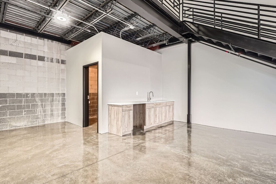 More Photos Of 10264 Dransfeldt Rd, Parker Showroom For Lease