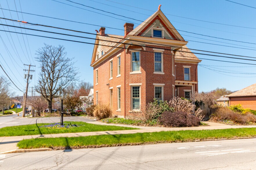 More Photos Of 323 S Main St, Zelienople Office Residential For Lease