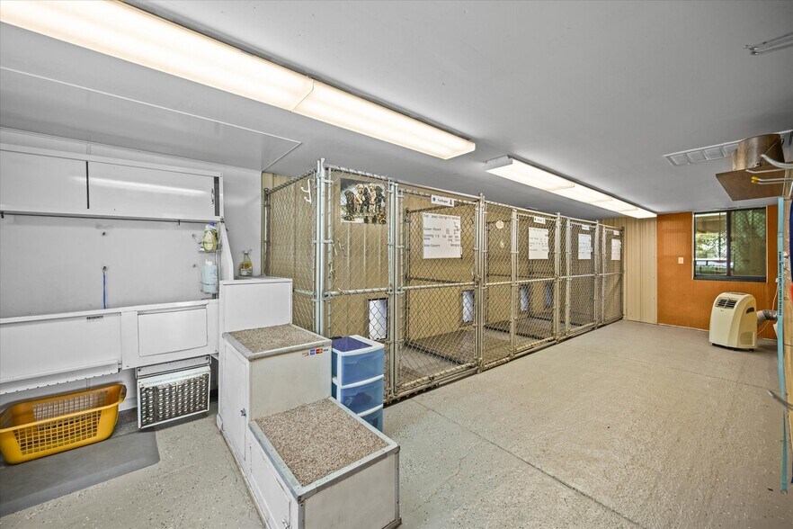 More Photos Of 1335 S Kio St, Watkins Veterinarian Kennel For Sale