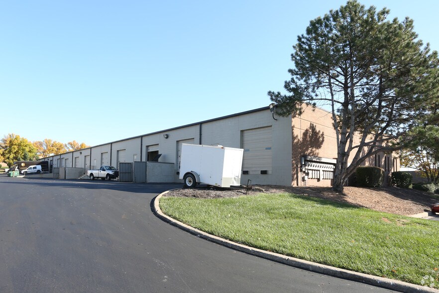 More Photos Of 9800-9822 Pflumm Rd, Lenexa Flex For Lease