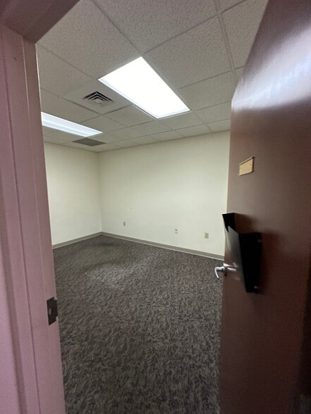 More Photos Of 707 S Main St, Burlington Manufacturing For Lease