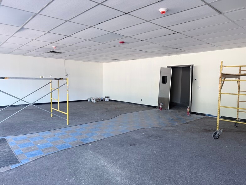 More Photos Of 305-325 S Kennedy Dr, Bradley Unknown For Lease
