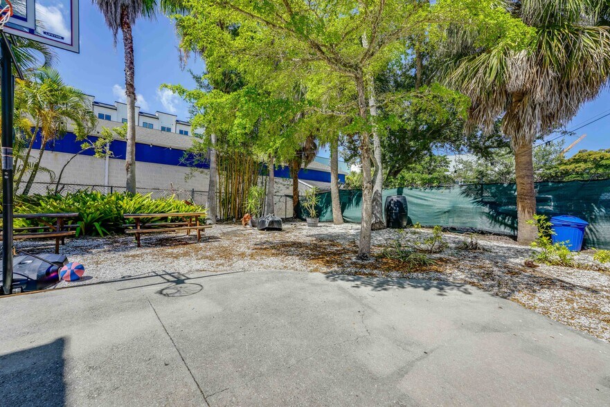 More Photos Of 423 N Lemon Ave, Sarasota Freestanding For Sale