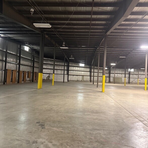 More Photos Of 2316 W Everett St, Appleton Warehouse For Sale