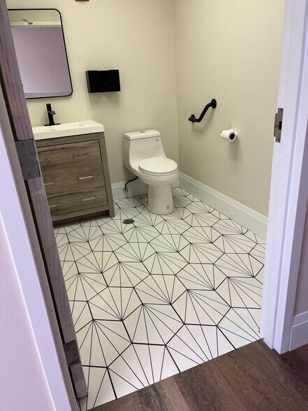 More Photos Of 183 Heritage Dr, Crystal Lake Medical For Lease