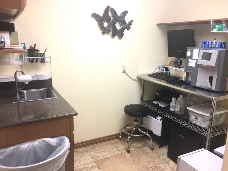 More Photos Of 515 N King St, Seguin Medical For Sale