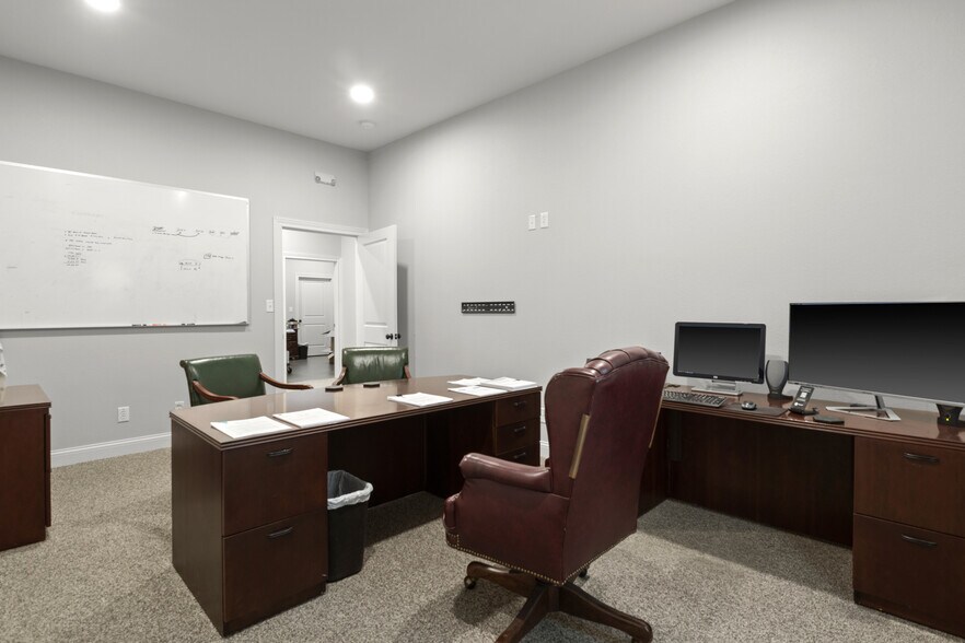 More Photos Of 107 E 11th St, Mount Pleasant Office For Sale