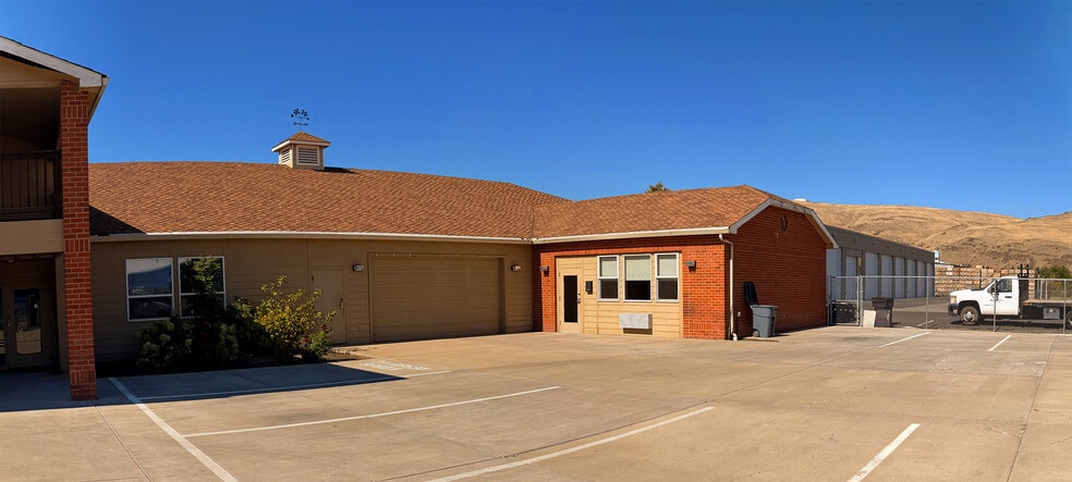 Primary Photo Of 2601 River Rd, Yakima Flex For Lease