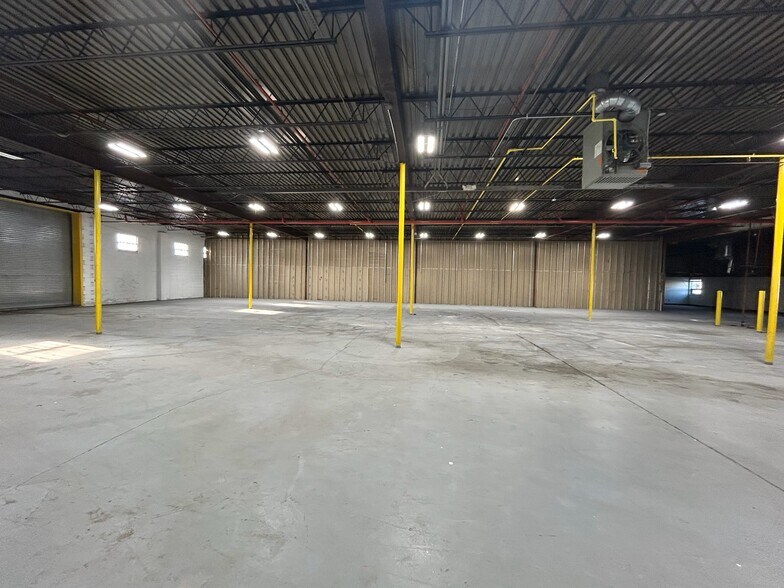 More Photos Of 1388-1390 Jerusalem Ave, North Merrick Warehouse For Lease