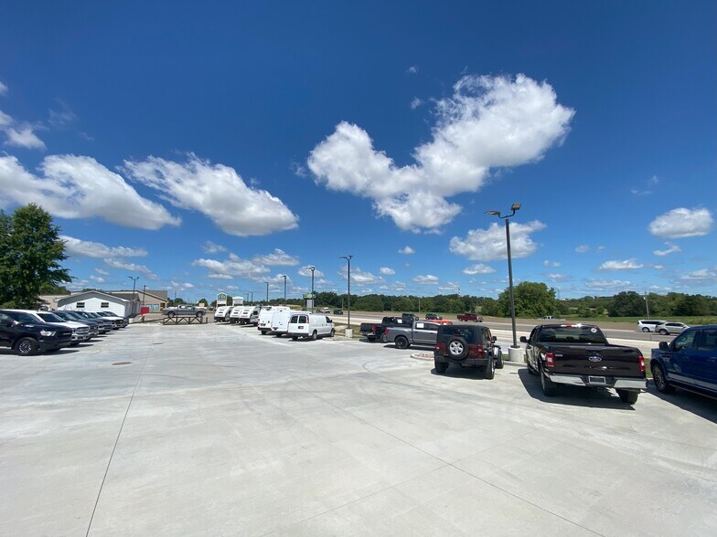 More Photos Of 12542 Veterans Memorial Pky, Wentzville Auto Dealership For Lease