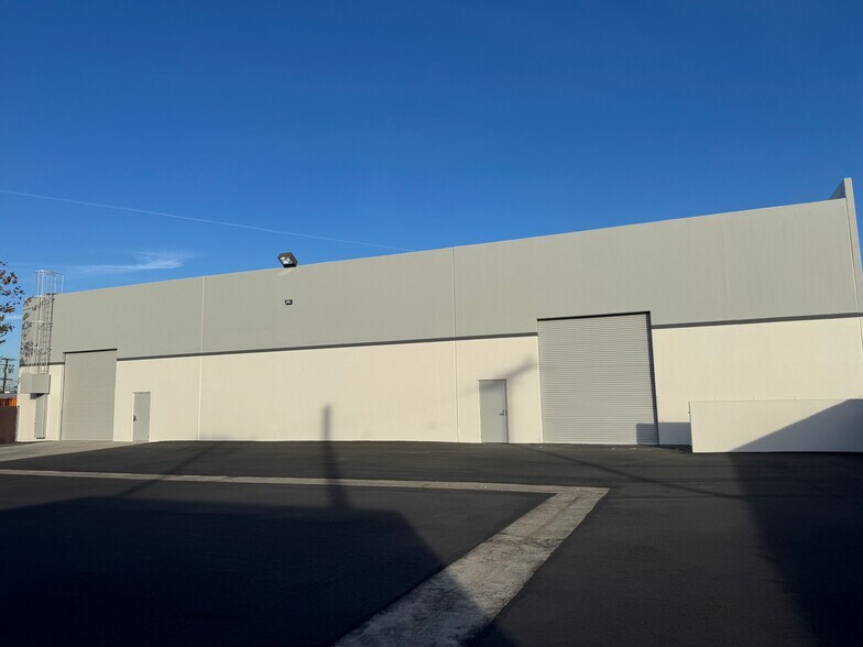 More Photos Of 2918 Halladay St, Santa Ana Warehouse For Lease