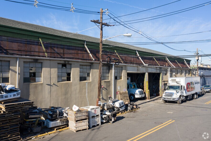 More Photos Of 4001-4017 Dell Ave, North Bergen Warehouse For Lease