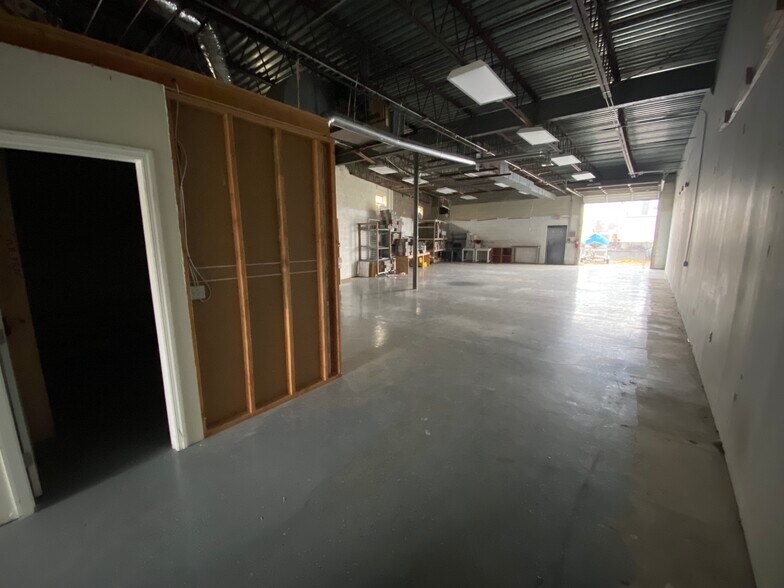 More Photos Of 30 Grove Ave, Patchogue Warehouse For Lease