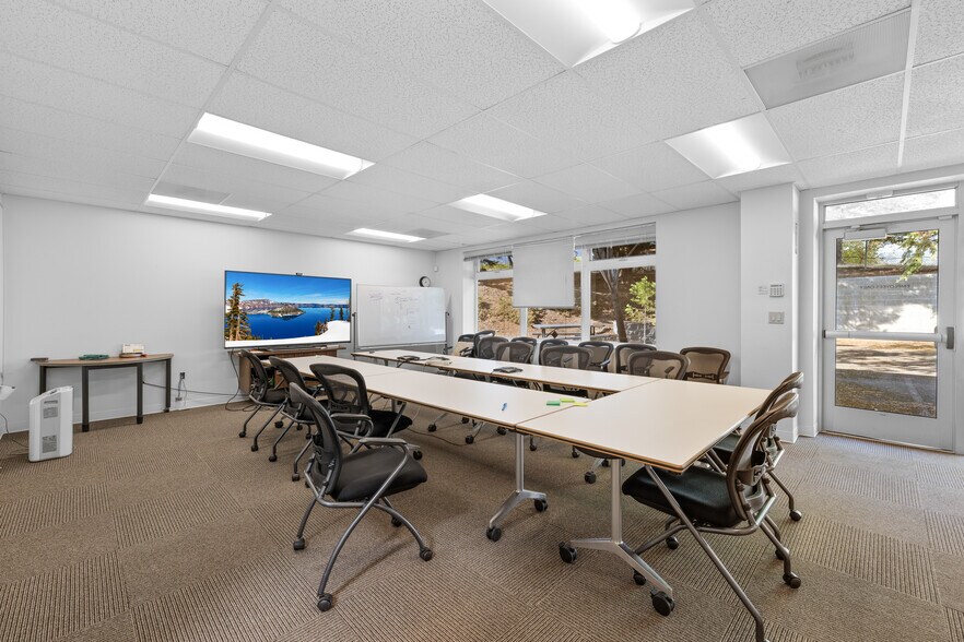 More Photos Of 385-389 Williamson Way, Ashland Flex For Sale