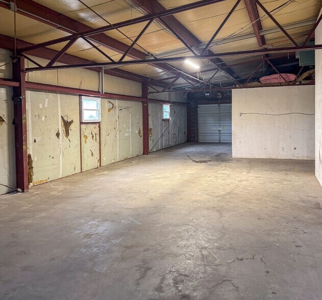 More Photos Of 10926 Lin Valle Dr, Affton Warehouse For Lease