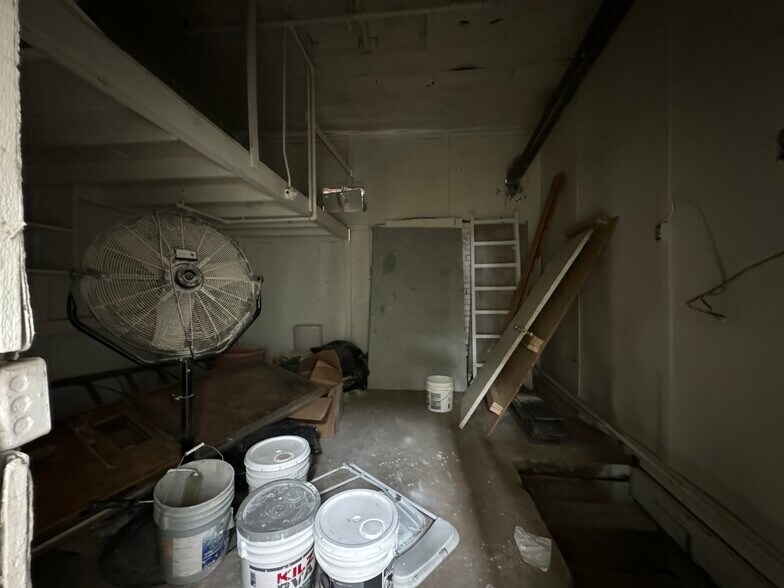 More Photos Of 938 F St, Fresno Storefront For Sale