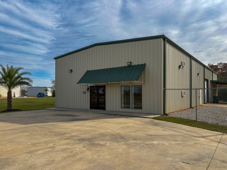 More Photos Of 725 Cardinal Cir, Summerdale Industrial For Lease