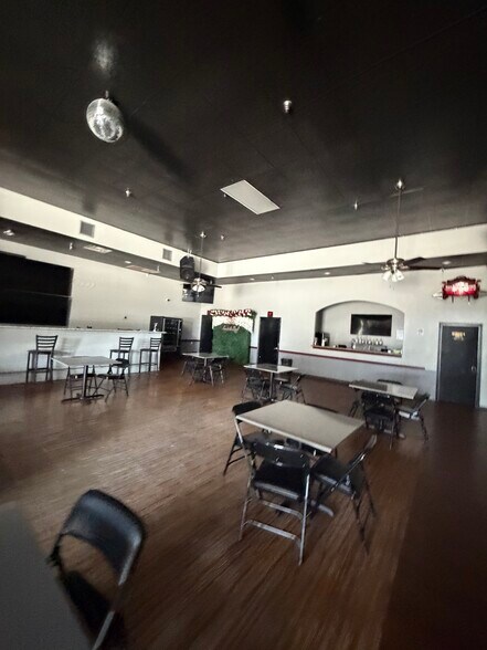 More Photos Of 140 Collins Rd, Richmond Storefront For Lease
