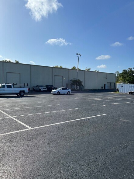 More Photos Of 8915 Maislin Dr, Tampa Warehouse For Lease