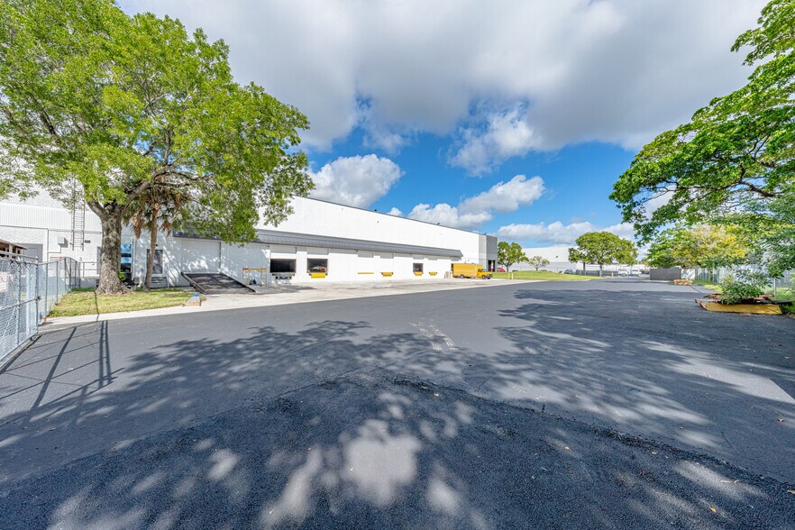 More Photos Of 5360 NW 35th Ave, Fort Lauderdale Warehouse For Lease