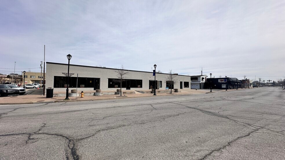 More Photos Of 5805-5809 Merriam Dr, Merriam Showroom For Lease
