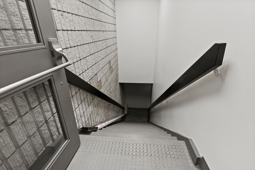More Photos Of 2 Brock St W, Uxbridge Storefront Retail Office For Lease