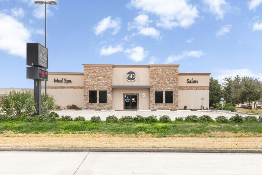 More Photos Of 11464 Space Center Blvd, Houston Freestanding For Lease