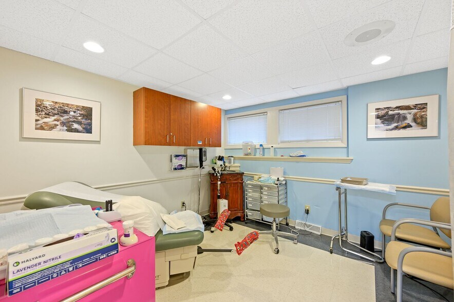 More Photos Of 71 E Hollister St, Cincinnati Medical For Lease