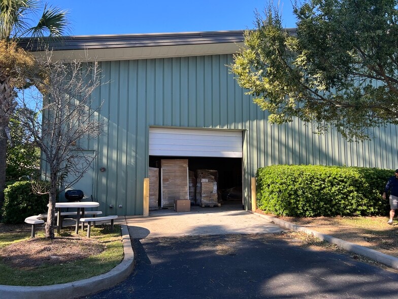 More Photos Of 547 Long Point Rd, Mount Pleasant Flex For Lease