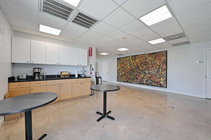 More Photos Of 103 Krebs Ln, Austin Freestanding For Lease